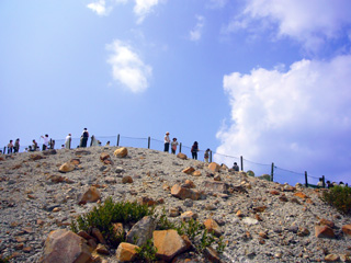 写真: 白根山の山肌 (2008.8.12)